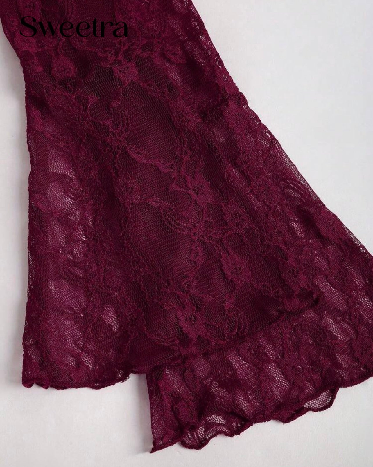 فستان مخملي قصير بأكمام دانتيل – خيارك المثالي للإطلالات الراقية والجذابة